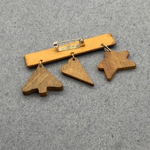 Holiday Greetings Brooch Pin Wood Wooden Heart Sta - Picture 2 of 4